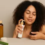 Cosmetici bio per capelli ricci: la routine che li rende morbidi e definiti