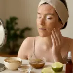 Esfoliazione viso con ingredienti naturali: quale frequenza porta davvero benefici