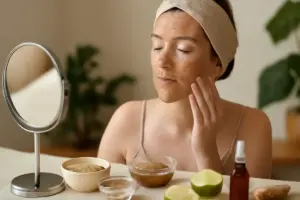 Esfoliazione viso con ingredienti naturali: quale frequenza porta davvero benefici
